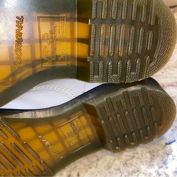 Doc Dr Martens $150 11821 White Gloss Leather Boots 8 Eyelet US Women’s 7 - Picture 13 of 15